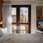 Enjoy Natural Light And Garden View Of This Loft