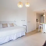 Nuevo, calido y luminoso Studio con Piscina!