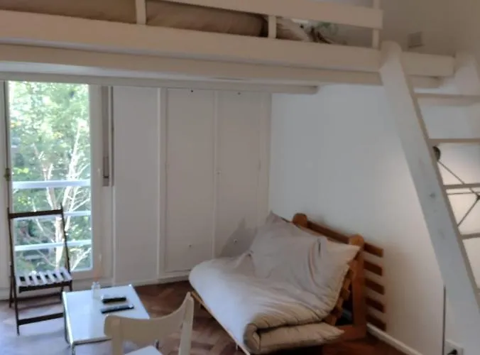 Loft monoambiente entrepiso y balcón francés