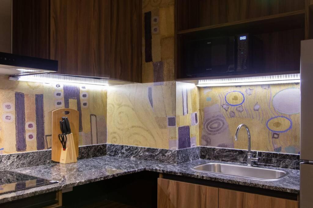 Dahlia Deluxe Studio