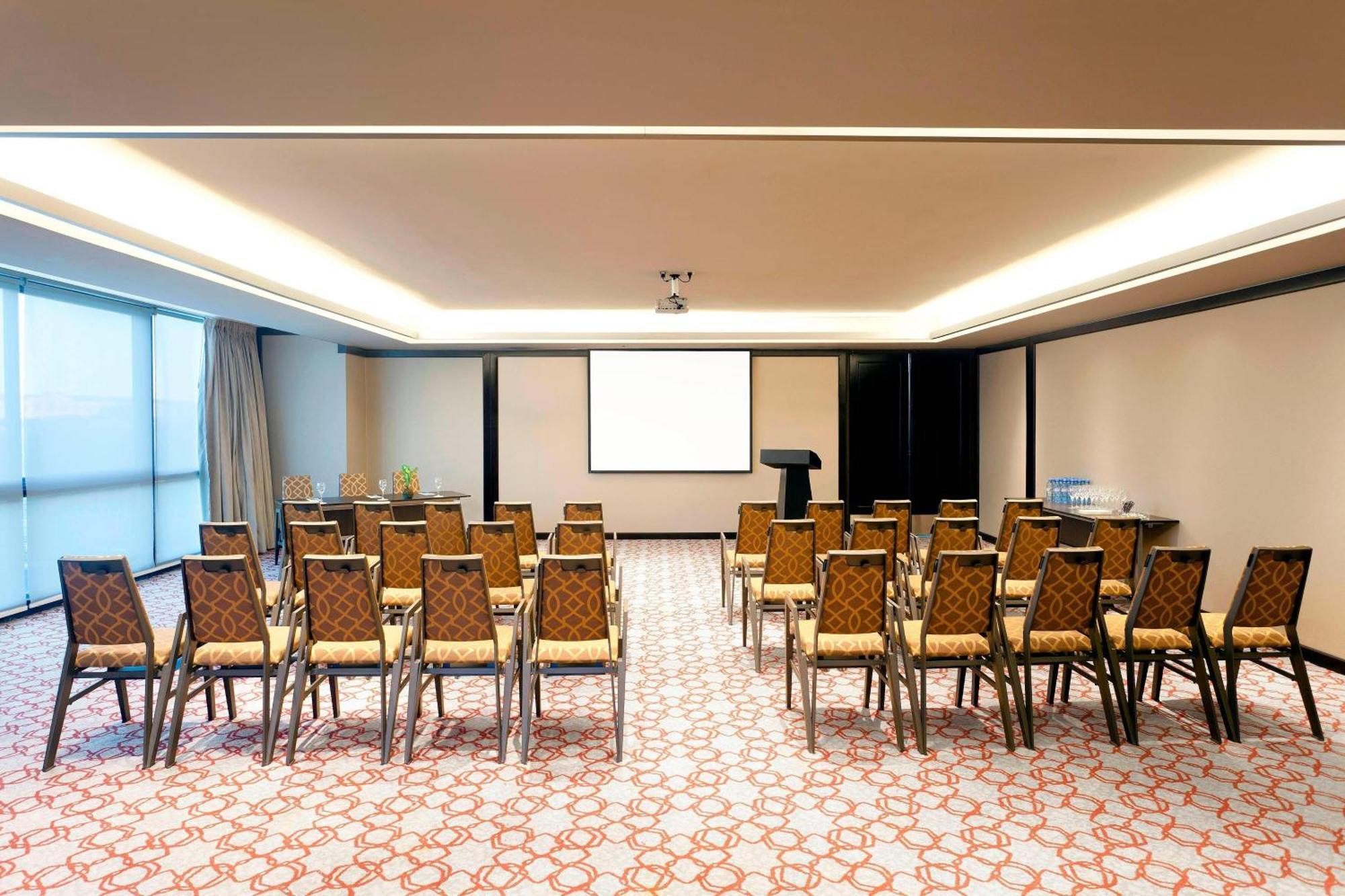 Hotel Sheraton & Convention Center 5*