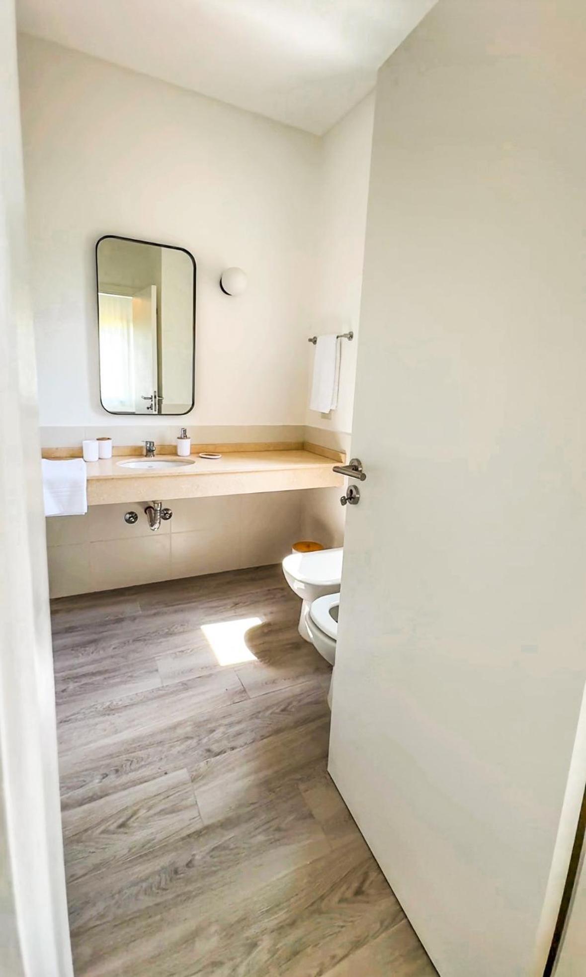 Rentup - Retiro De Lujo Casa Moderna Con Jardin Y Piscina En Pilar *
