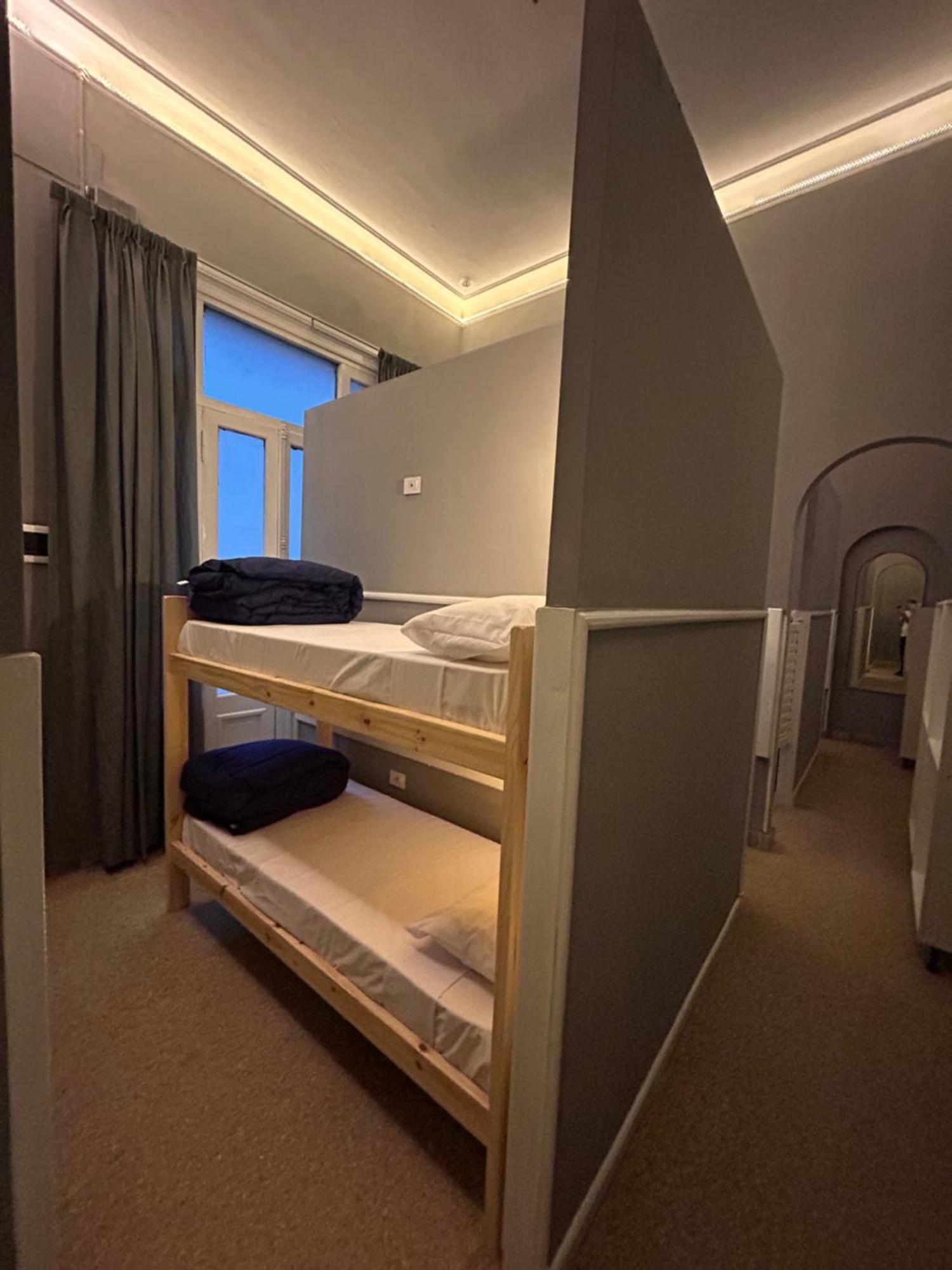 Hostal Lead *