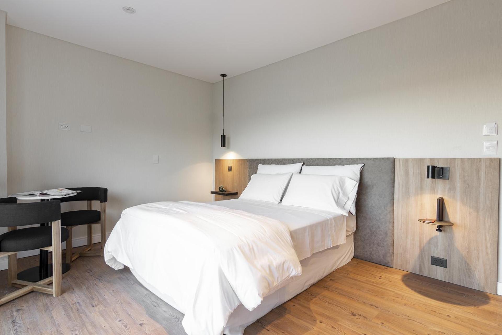 Clayton Hotel *