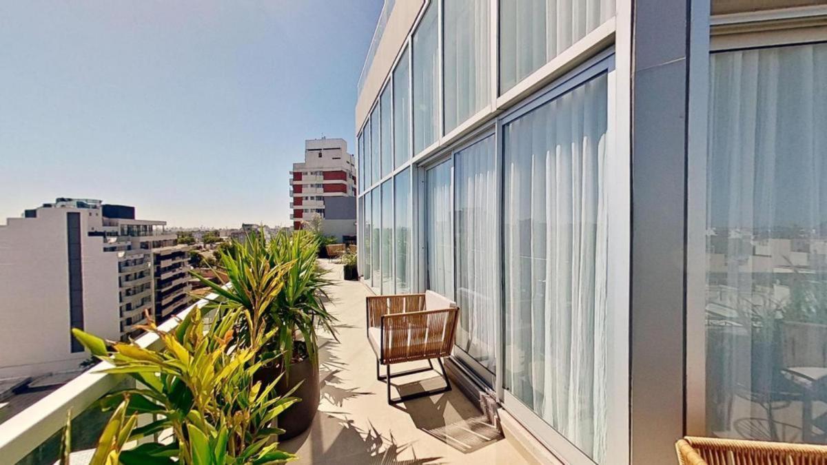 Panoramic Penthouse: Luxury Living With Gym, Pool, And Party Salon Apartment