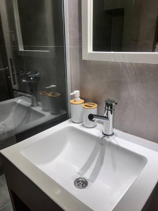 Apartamento Modern And Cozy Apt, Wifi Hv, Spacious Kitchen