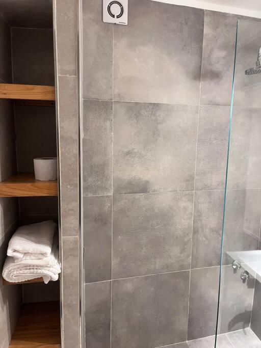 Modern And Cozy Apt, Wifi Hv, Spacious Kitchen Apartamento