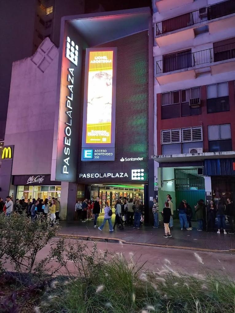 Sobre Av Corrientes Zona Teatros Y Paseo La Plaza * Ciudad Autónoma de Buenos Aires