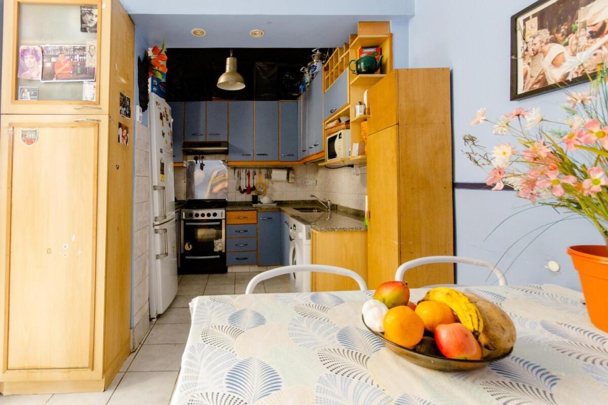 Habitación en casa particular Residencia Sarandi, Grades Cuartos Privados En *