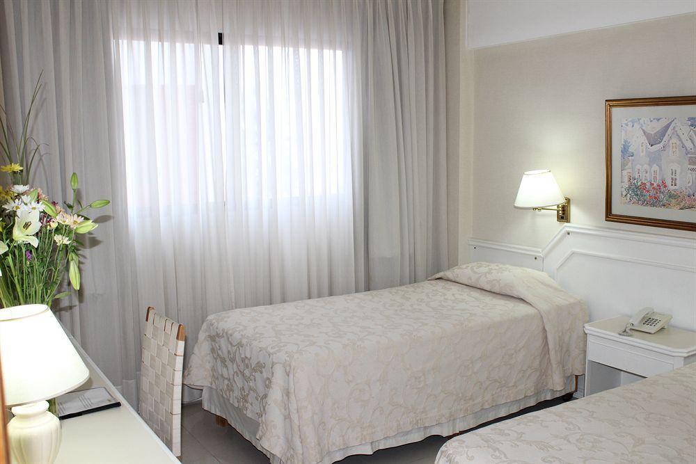 Cuatro Reyes Hotel 4*