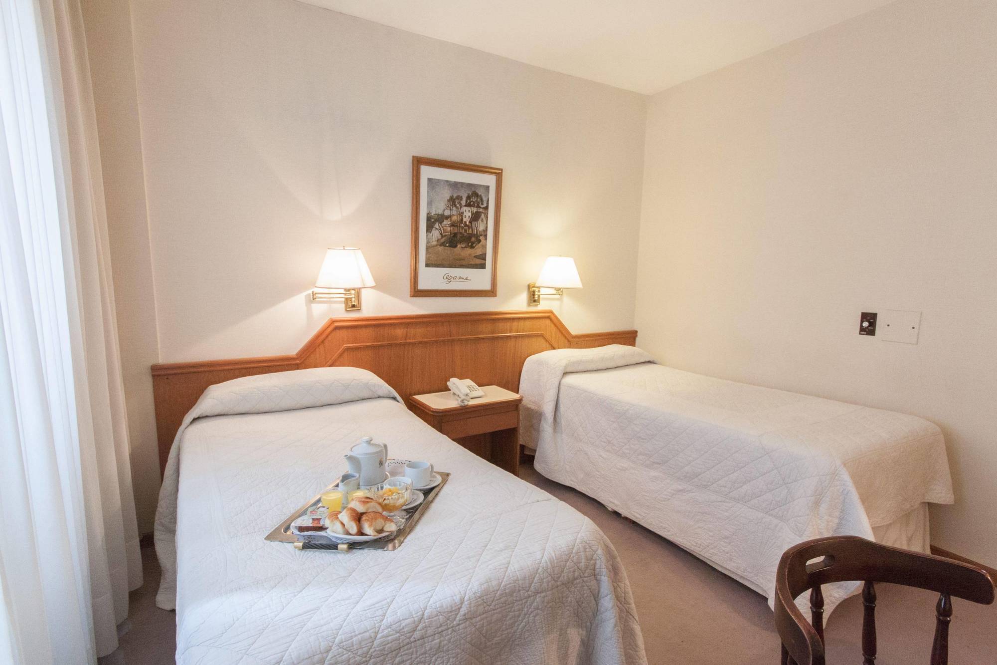 Cuatro Reyes Hotel