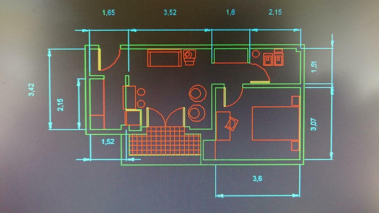 Excelente Departamento Con Balcón A La Calle Sobre Avenida Apartamento