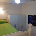 Habitación con baño privado Un piso por escalera