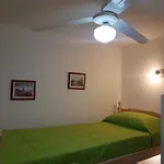 Habitación con baño privado Un piso por escalera