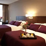 Ian Hotel