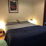 Monoambiente con baño privado y cocineta dentro de casa