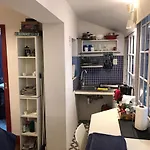 Monoambiente con baño privado y cocineta dentro de casa