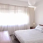 Amplio Departamento, 3 Ambientes, Muy Luminoso Y Muy Bien Comunicado.