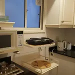 Tu Lugar En Recoleta, Amplio Monoambiente Con Bano Completo Y Cocina Aparte