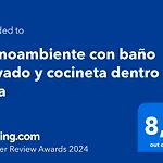 Monoambiente con baño privado y cocineta dentro de casa