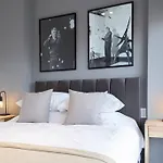 Almez Stunning Deluxe Apartment