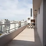 Almez Stunning Deluxe Apartment