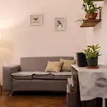 Casa Jade, Amplia Casa Con Excelente Ubicacion En Capital Federal
