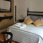 Excelente departamento con balcón a la calle sobre avenida