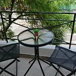 Excelente departamento con balcón a la calle sobre avenida