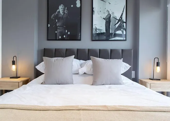 Almez Stunning Deluxe Apartment