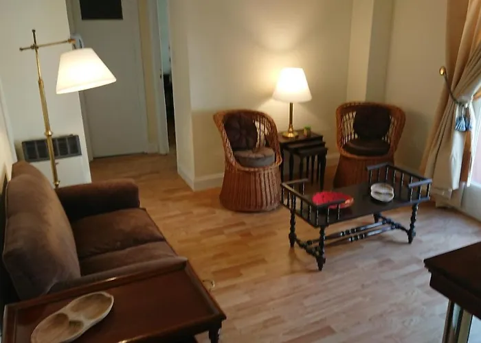 Excelente departamento con balcón a la calle sobre avenida