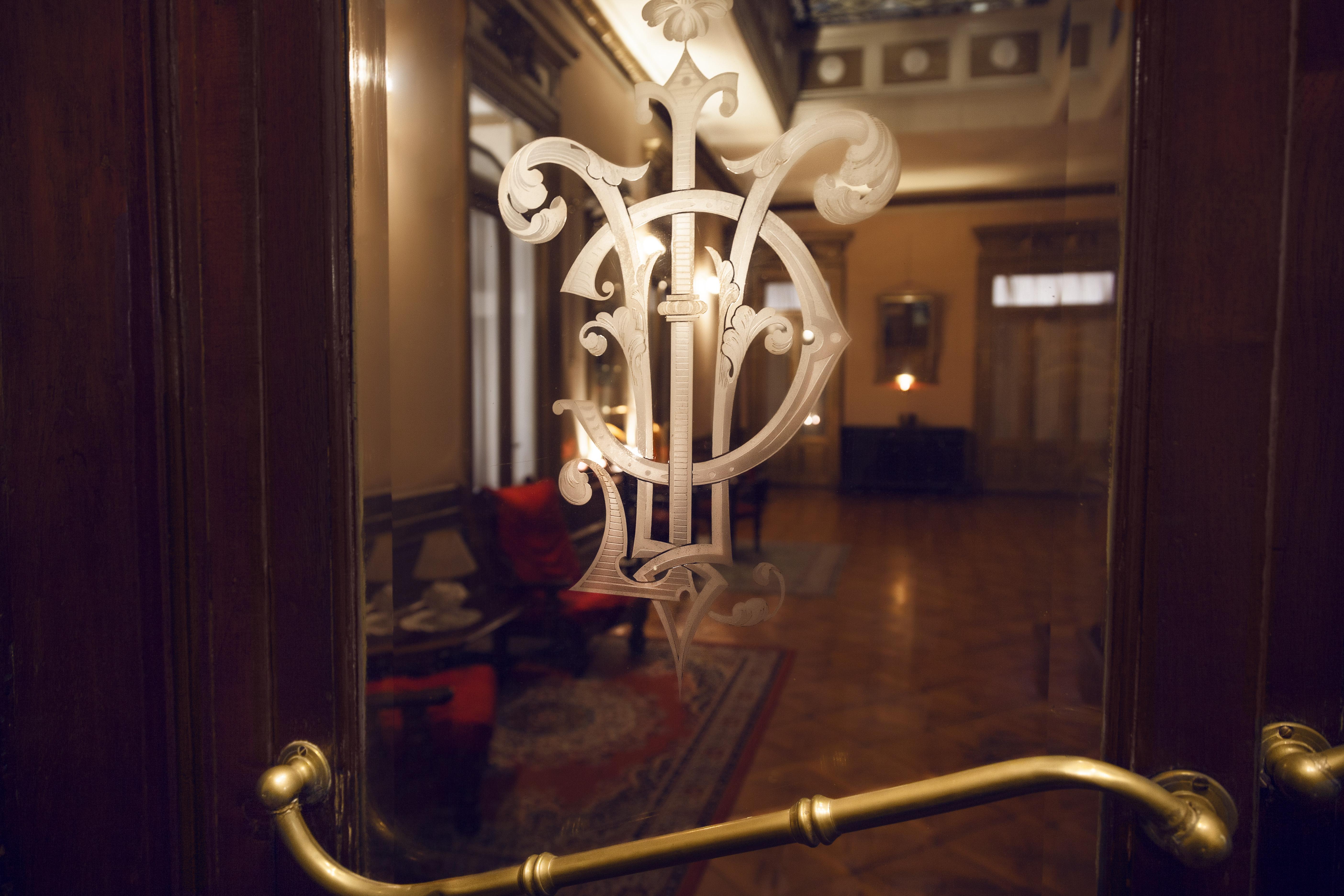Reina Hotel