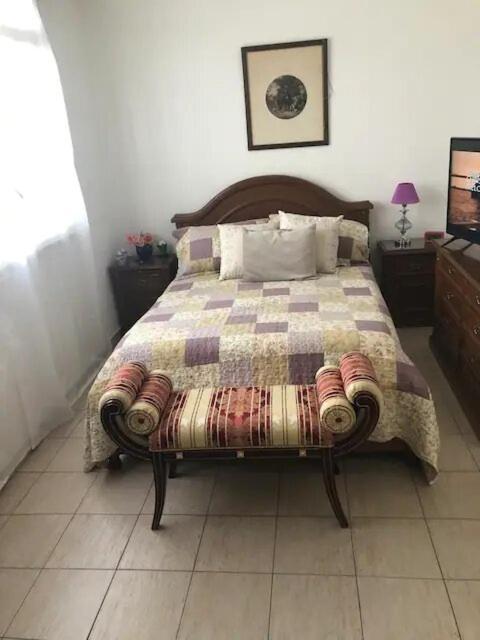 Privadas Doble Y Single Con Bano Compartido En Casa Familiar Habitación en casa particular