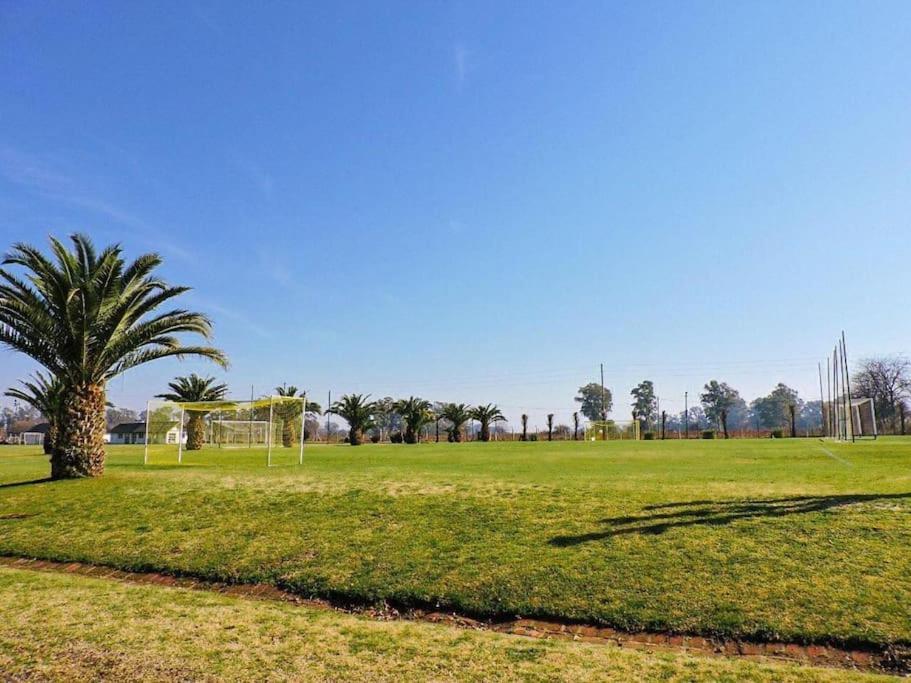Private With Exclusive Heated And Illuminated Pool In The Best Golf Country Club 18-holes Golf Course Indoor Heated Pool Of The Club Illuminated Professional Soccer And Tennis Courts Children's Recreation Market And All Types Of Services Villa *
