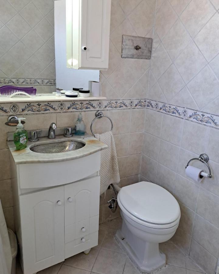 Amplio Departamento, 3 Ambientes, Muy Luminoso Y Muy Bien Comunicado. Apartamento