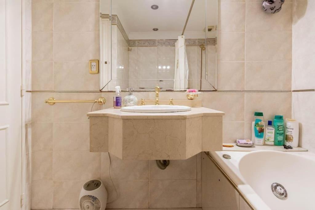 Se Alquila En Suite. Convive C/ Gatos Apartment