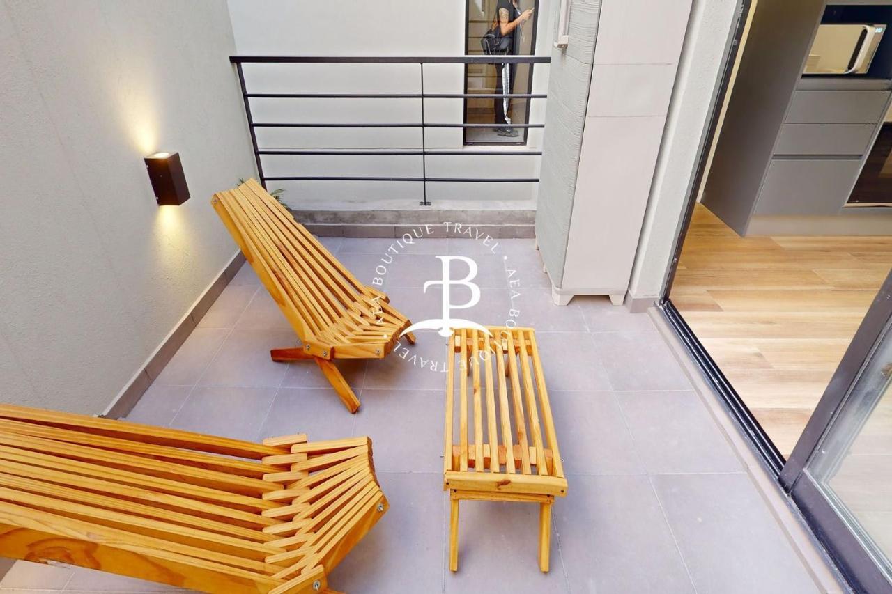 Un Balcon Con Parrilla Y Detalles Unicos De Decoracion Apartamento