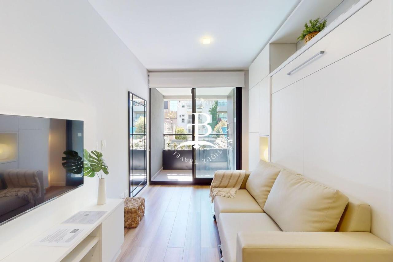 Un Balcon Con Parrilla Y Detalles Unicos De Decoracion *
