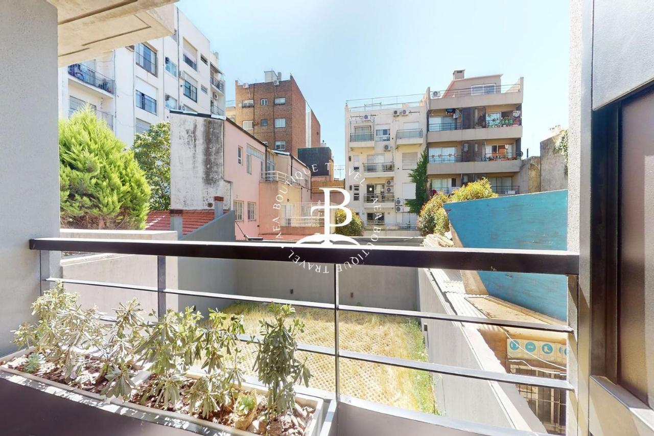 Un Balcon Con Parrilla Y Detalles Unicos De Decoracion