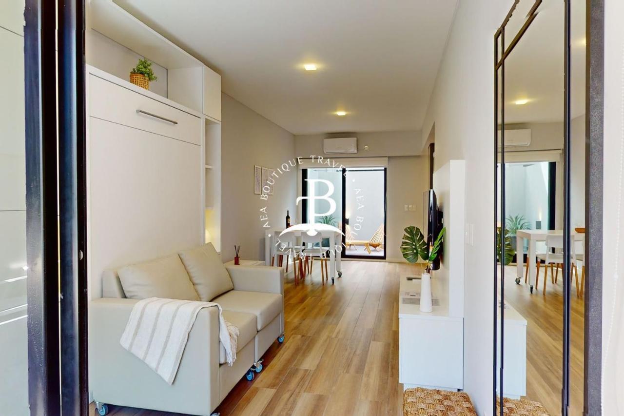 Un Balcon Con Parrilla Y Detalles Unicos De Decoracion Apartamento Buenos Aires