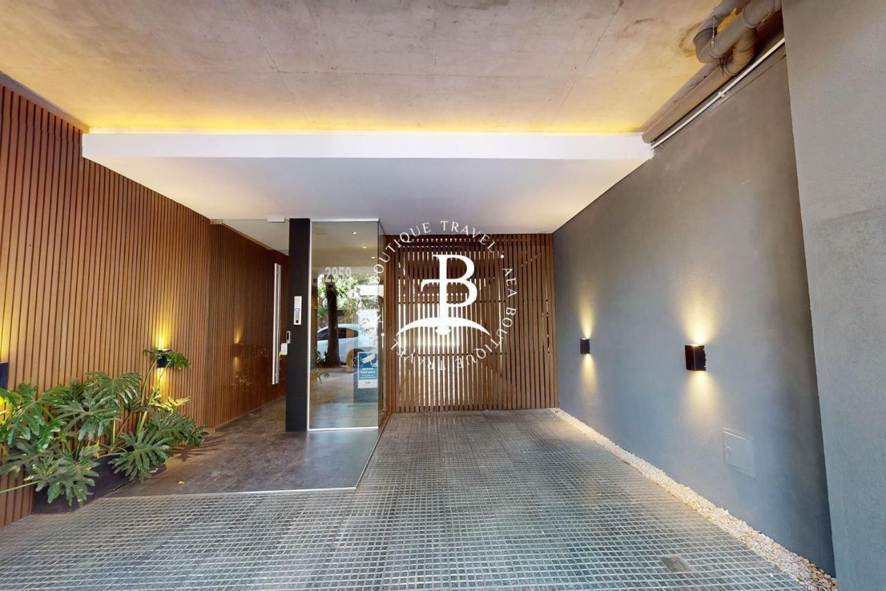 Un Balcon Con Parrilla Y Detalles Unicos De Decoracion *