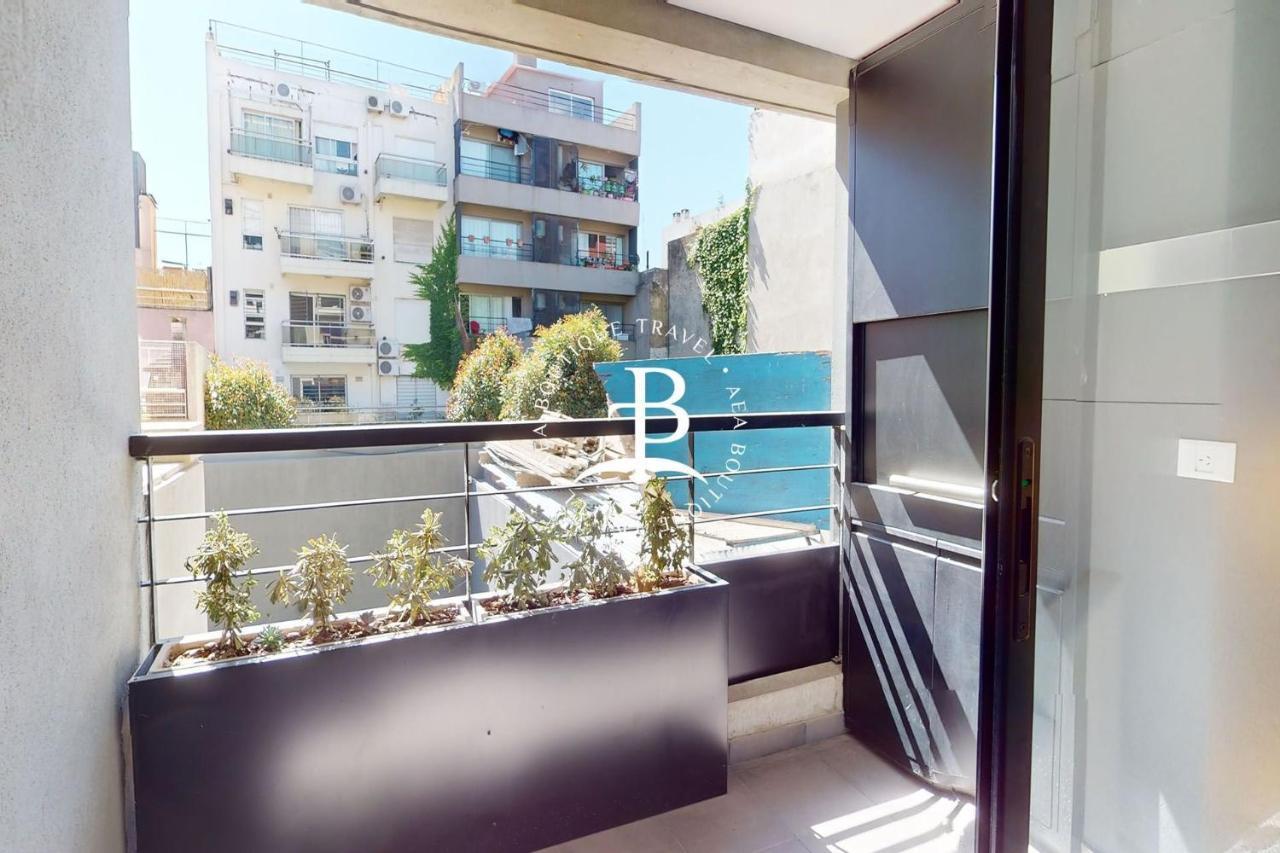 Un Balcon Con Parrilla Y Detalles Unicos De Decoracion Apartamento Buenos Aires