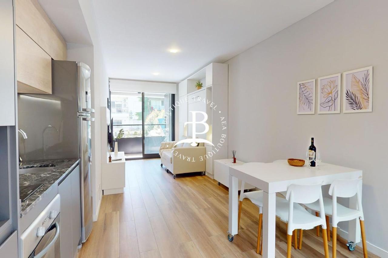 Un Balcon Con Parrilla Y Detalles Unicos De Decoracion Apartamento