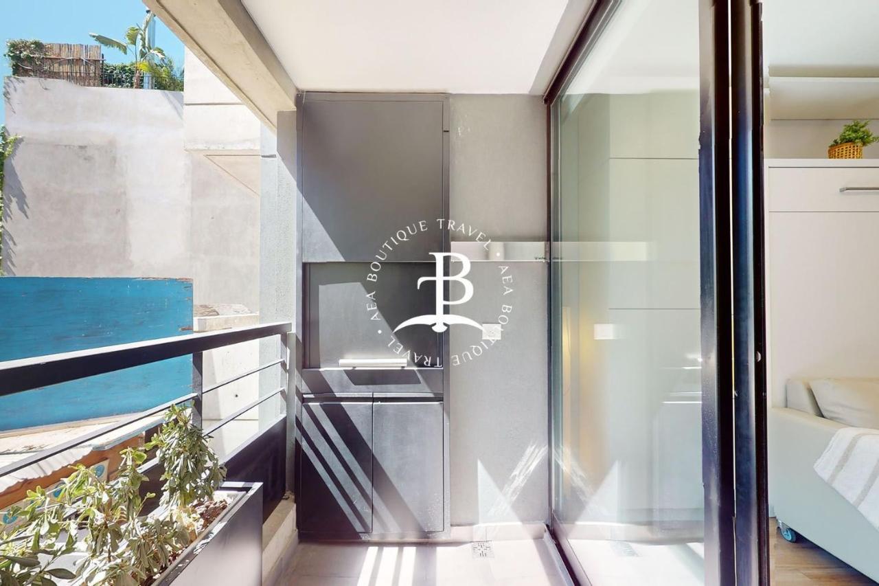 Un Balcon Con Parrilla Y Detalles Unicos De Decoracion Apartamento