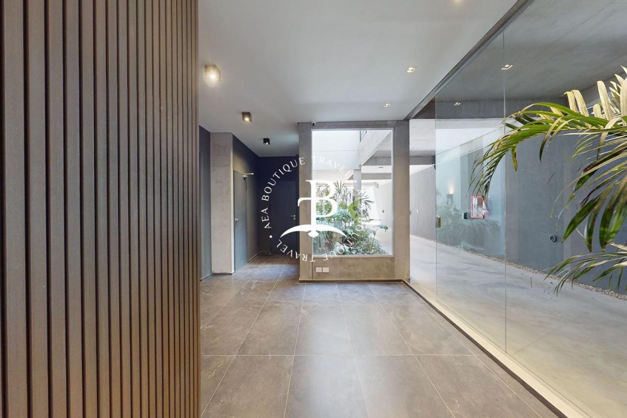 Un Balcon Con Parrilla Y Detalles Unicos De Decoracion