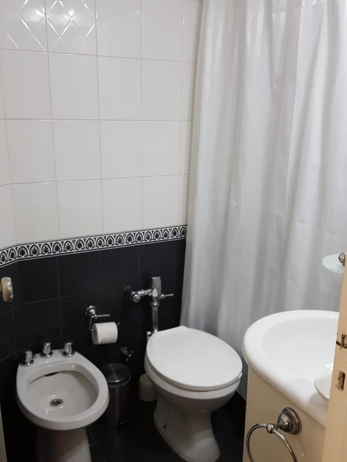 Apartamento Tu Lugar En Recoleta, Amplio Monoambiente Con Bano Completo Y Cocina Aparte *