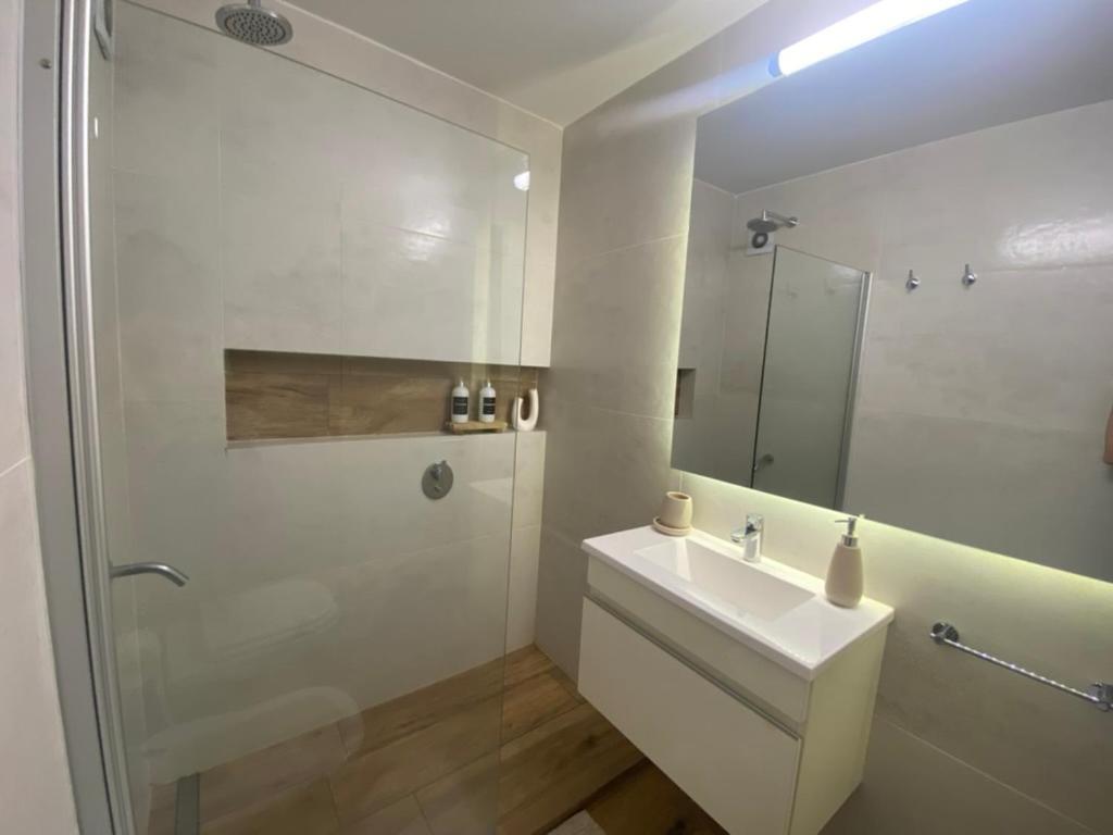 Modern 2 Bedroom At Recoleta Apartment *