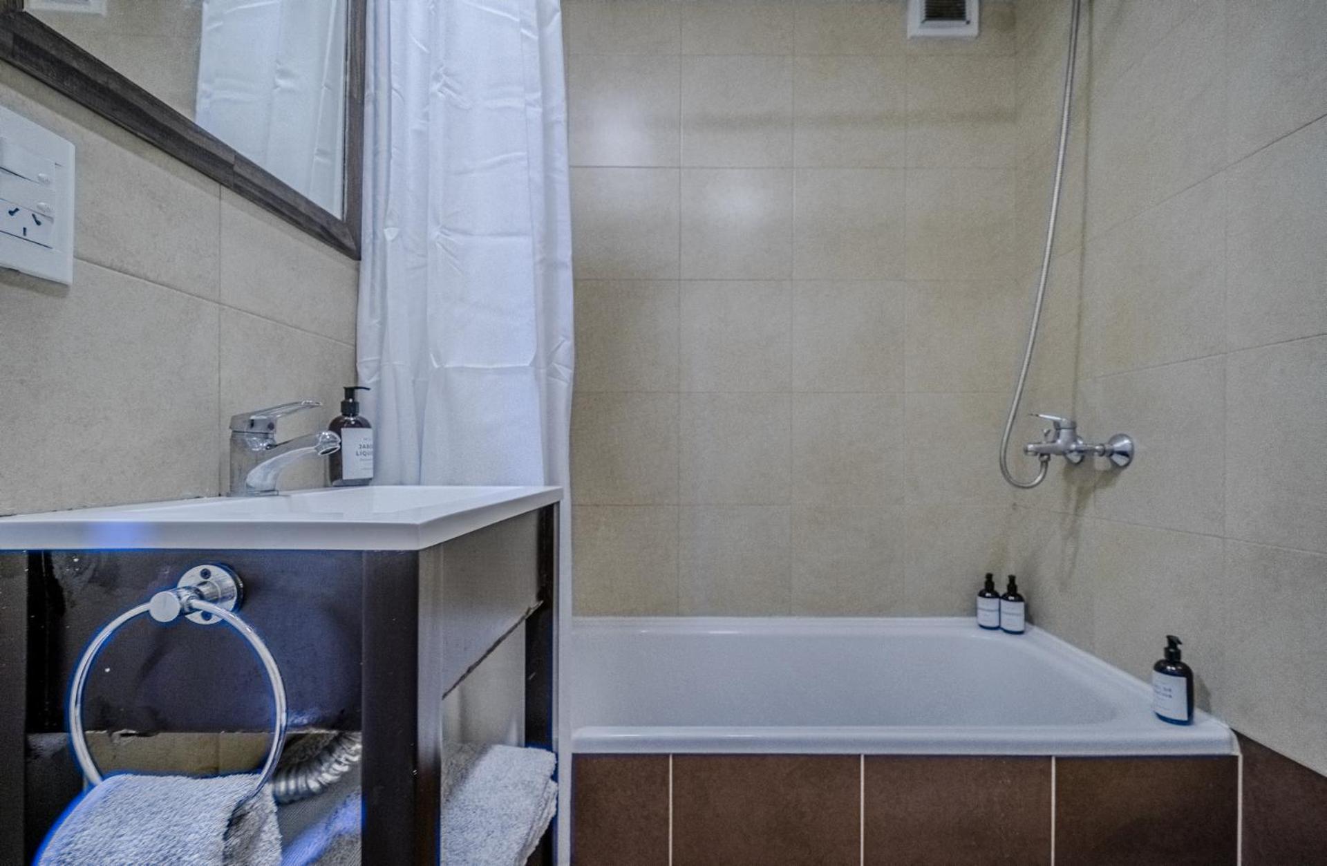 Elegante Departamento Nuevo Zona Hospital Italiano, * Buenos Aires