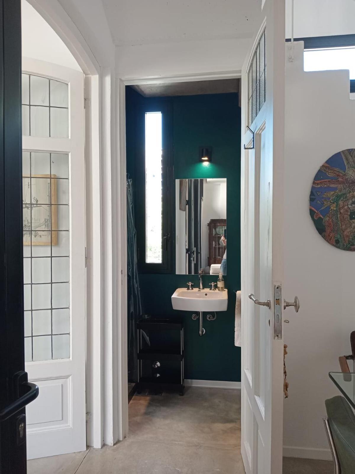 Con Bano Uso Exclusivo En Casa Compartida En Primer Piso Por Escalera Habitación en casa particular