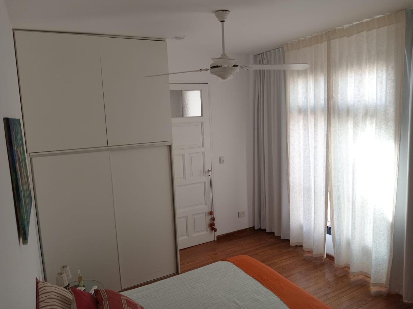 Con Bano Uso Exclusivo En Casa Compartida En Primer Piso Por Escalera Habitación en casa particular